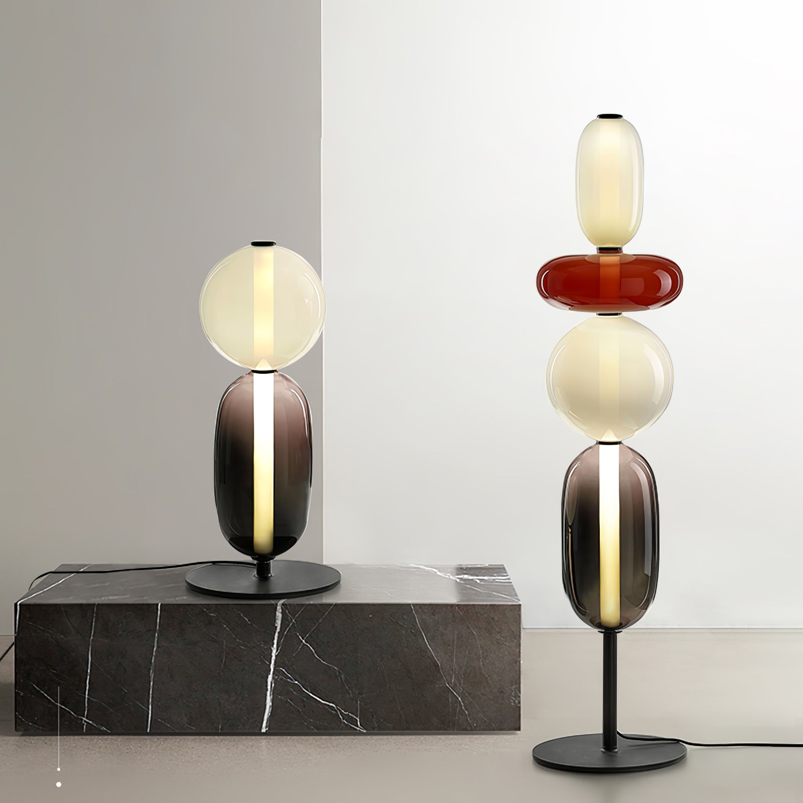 Handgeblazen Glazen Vloerlamp met Artistieke Glasclusters – Decoratief Stijlicoon met Geïntegreerde LED – Verkrijgbaar in Twee Hoogtes | Sansoti