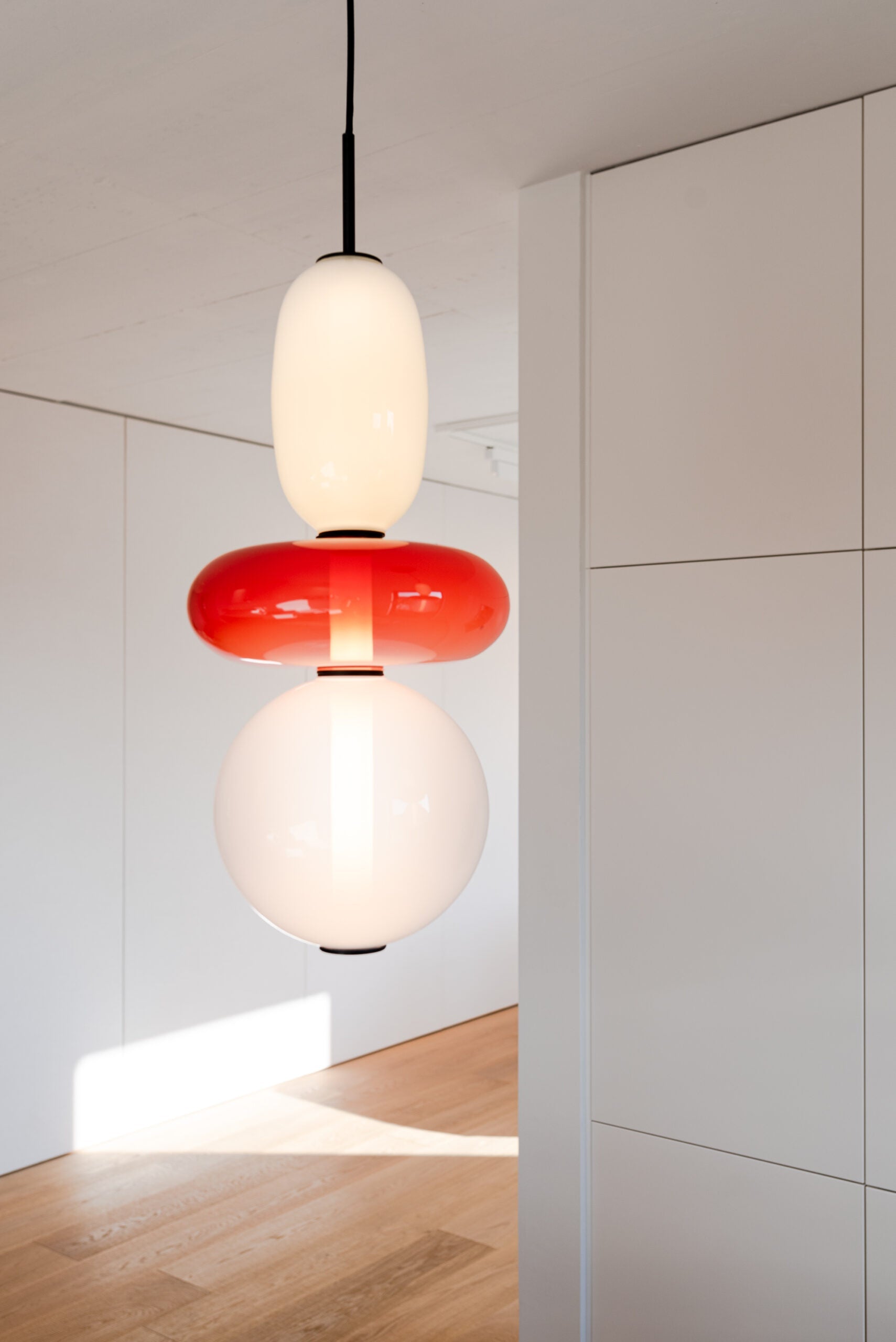 Glazen Hanglamp met Handgeblazen Kappen – Moderne Verlichting met Ambachtelijk Glaswerk | Sansoti