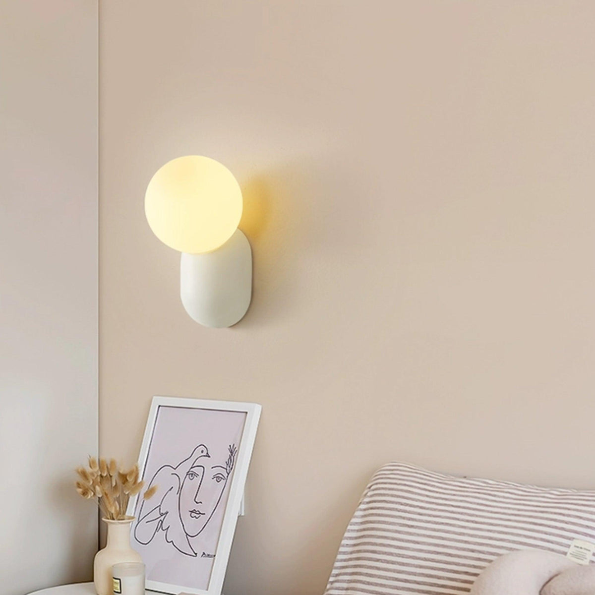 Applique murale à boule en verre et résine, éclairage minimaliste pour entrée, salle de bains, chambre et salon | Sansoti