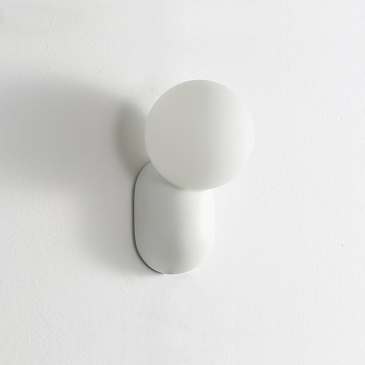 Applique murale à boule en verre et résine, éclairage minimaliste pour entrée, salle de bains, chambre et salon | Sansoti