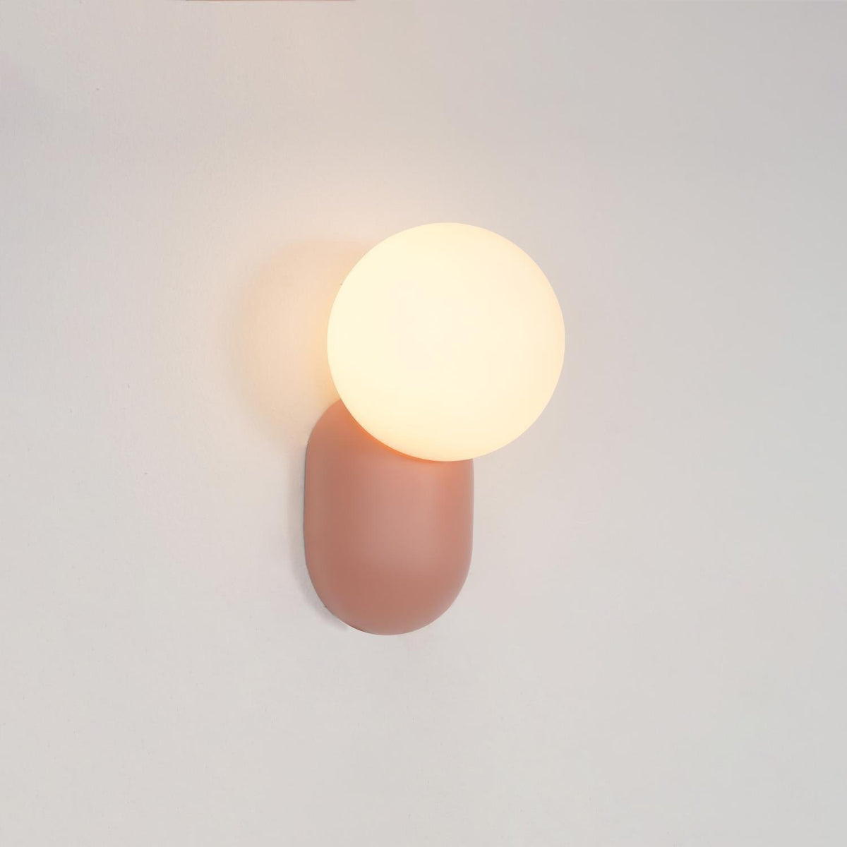 Applique murale à boule en verre et résine, éclairage minimaliste pour entrée, salle de bains, chambre et salon | Sansoti
