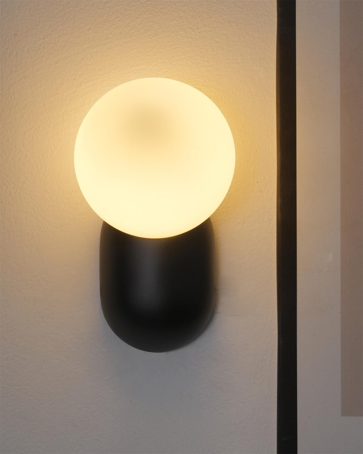 Applique murale à boule en verre et résine, éclairage minimaliste pour entrée, salle de bains, chambre et salon | Sansoti