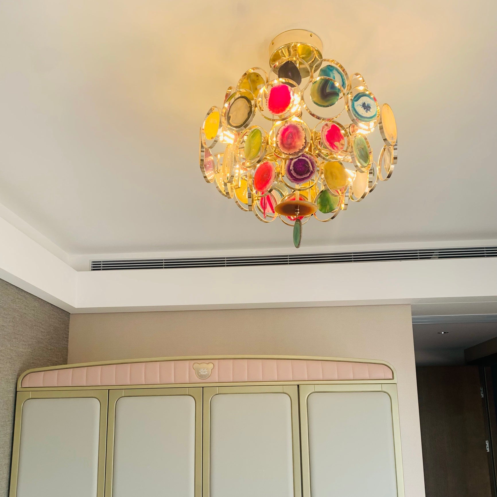 Agaat Kroonluchter – Natuursteen Hanglamp met Goudkleurige Montage – Echt Braziliaans Agaat Verlicht | Sansoti