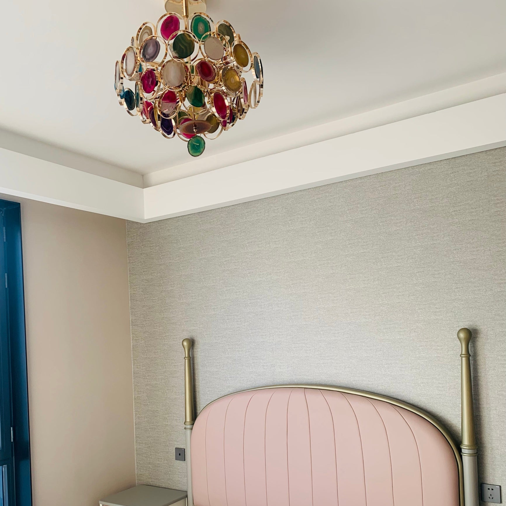 Agaat Kroonluchter – Natuursteen Hanglamp met Goudkleurige Montage – Echt Braziliaans Agaat Verlicht | Sansoti