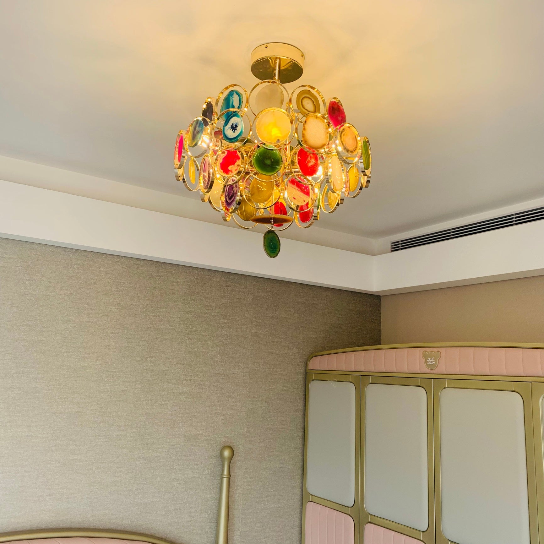 Agaat Kroonluchter – Natuursteen Hanglamp met Goudkleurige Montage – Echt Braziliaans Agaat Verlicht | Sansoti