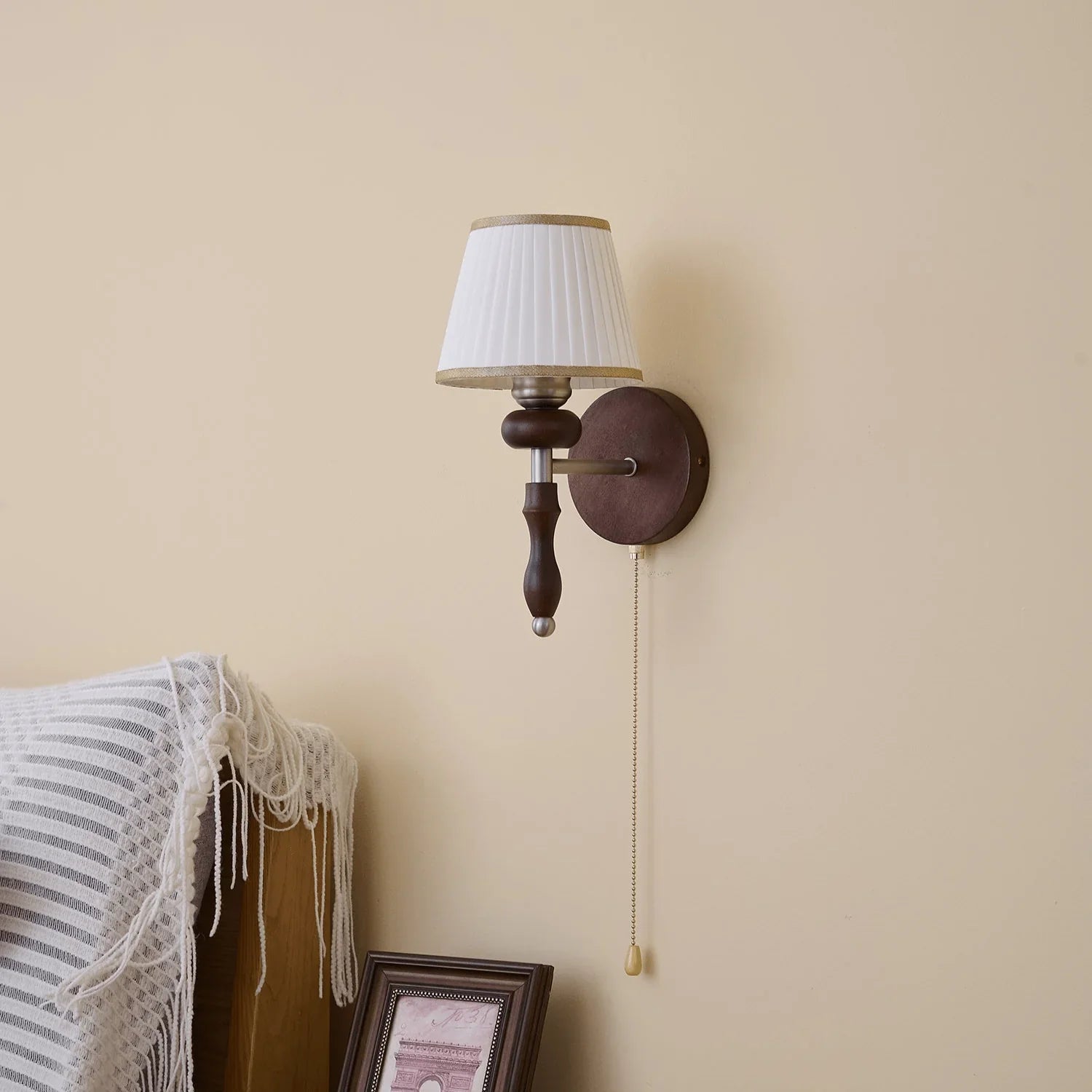 Vintage Wandlamp met Houten Arm en Stoffen Kap – Retro Verlichting met Trekschakelaar | Sansoti
