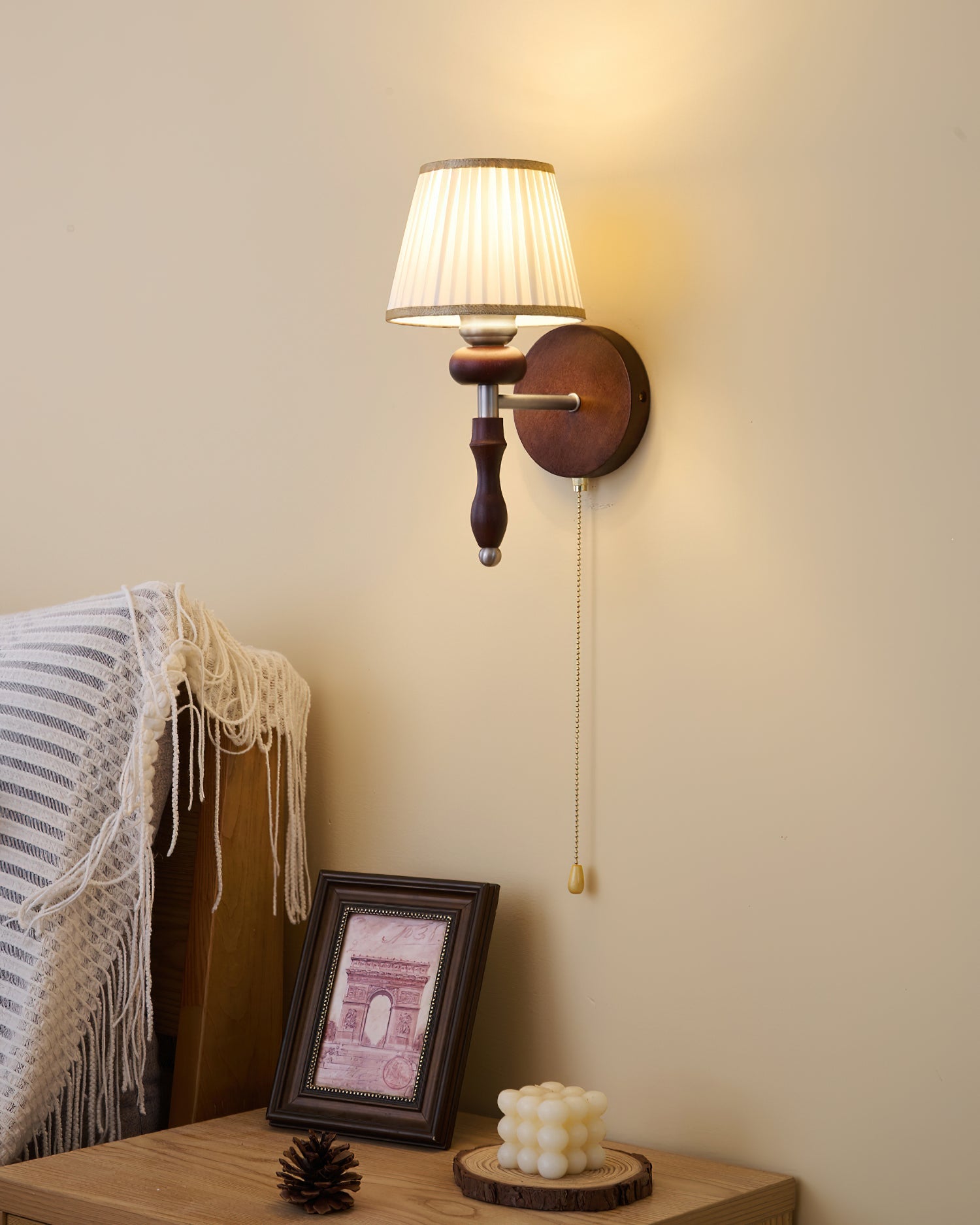 Vintage Wandlamp met Houten Arm en Stoffen Kap – Retro Verlichting met Trekschakelaar | Sansoti