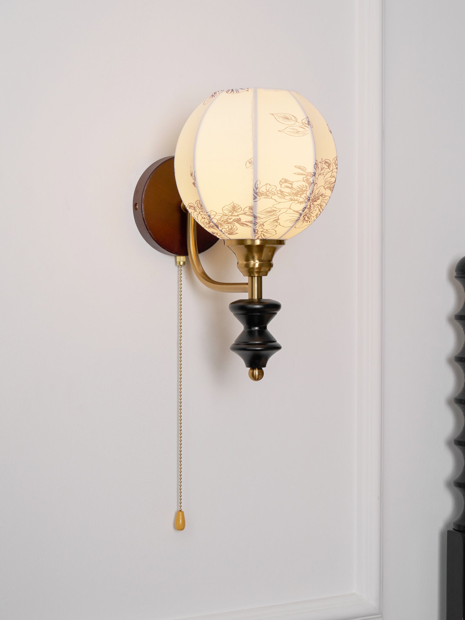 Vintage Wandlamp met Houten Arm en Stoffen Kap – Retro Verlichting met Trekschakelaar | Sansoti