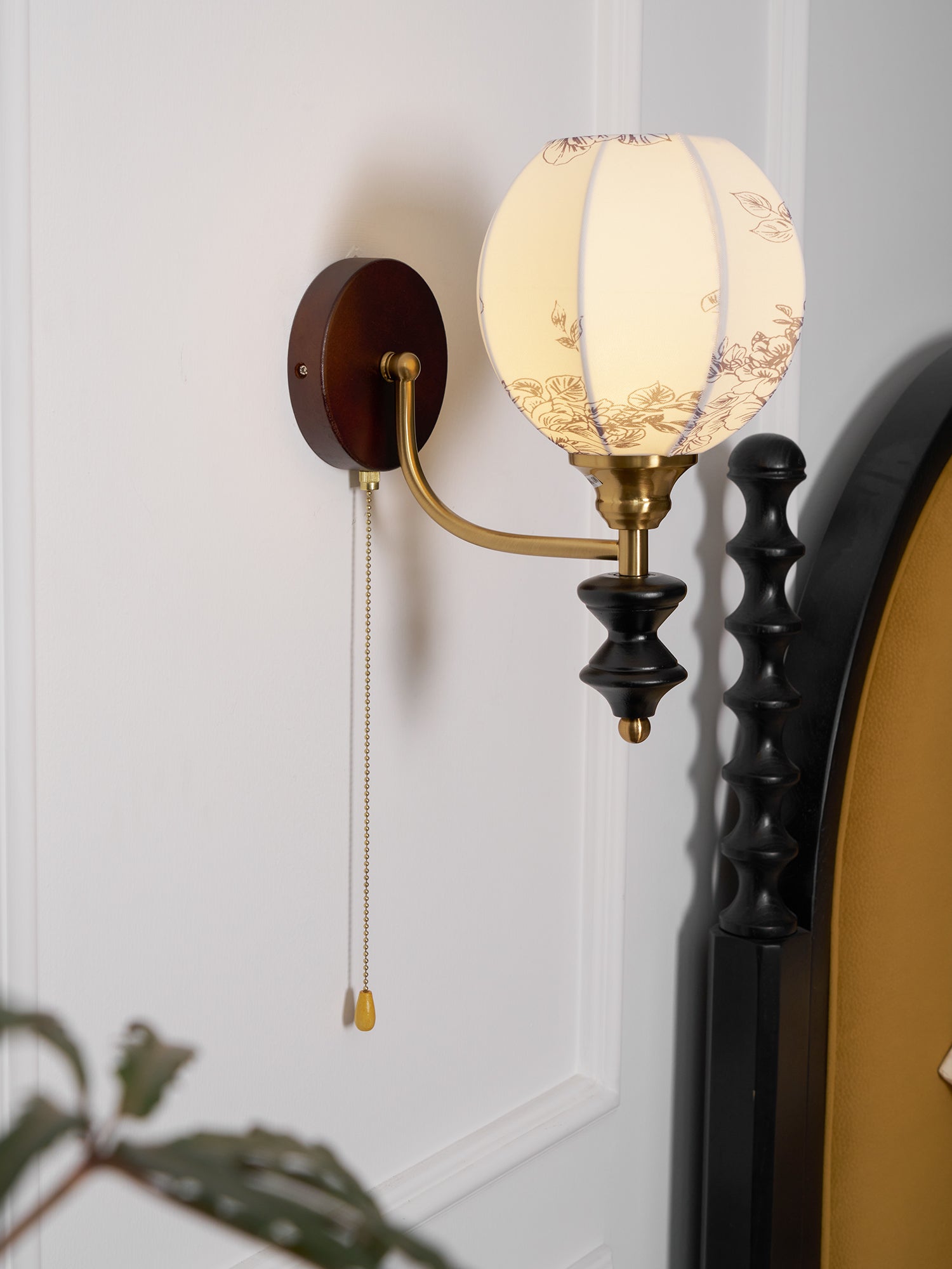 Vintage Wandlamp met Houten Arm en Stoffen Kap – Retro Verlichting met Trekschakelaar | Sansoti