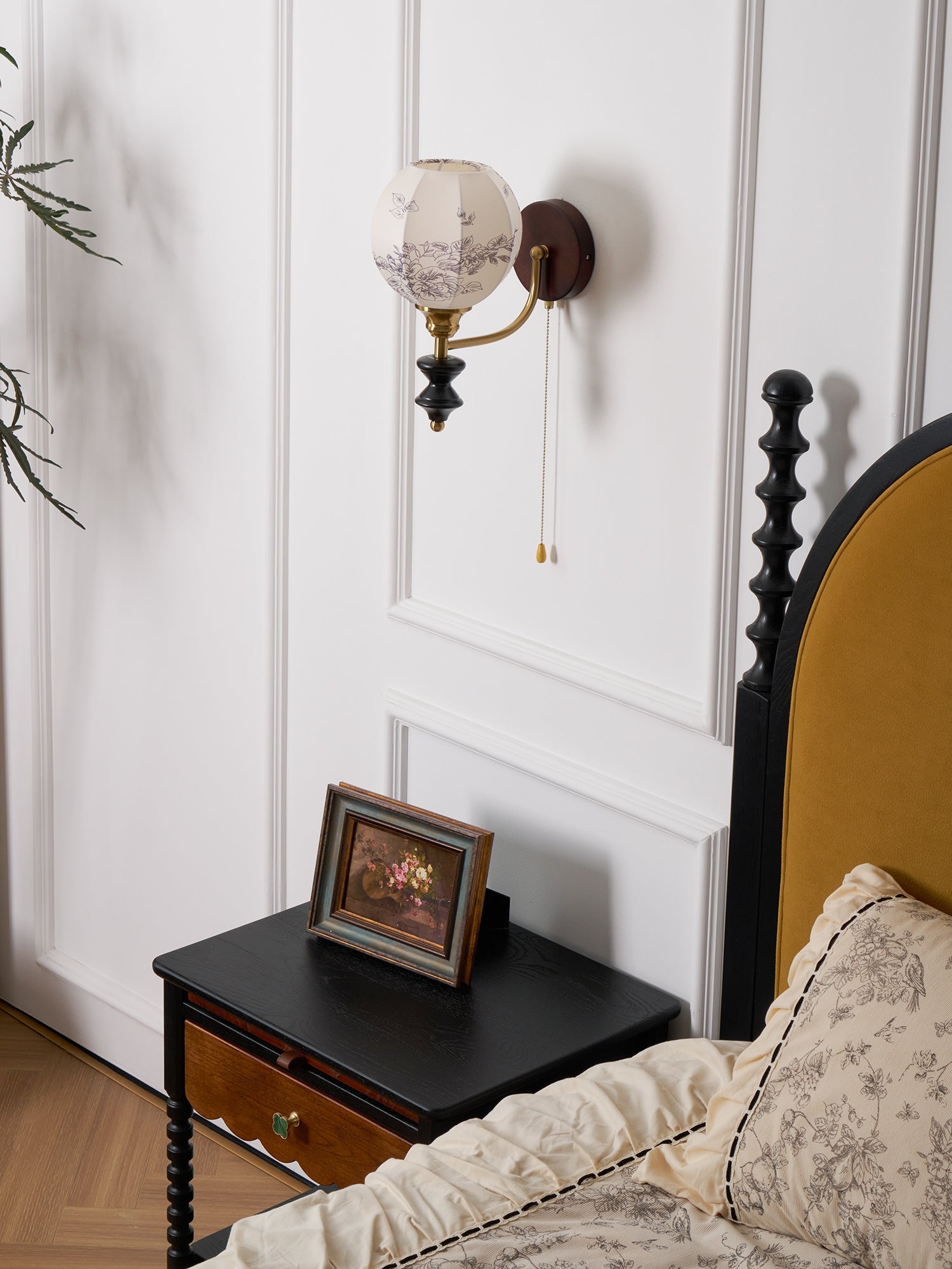 Vintage Wandlamp met Houten Arm en Stoffen Kap – Retro Verlichting met Trekschakelaar | Sansoti