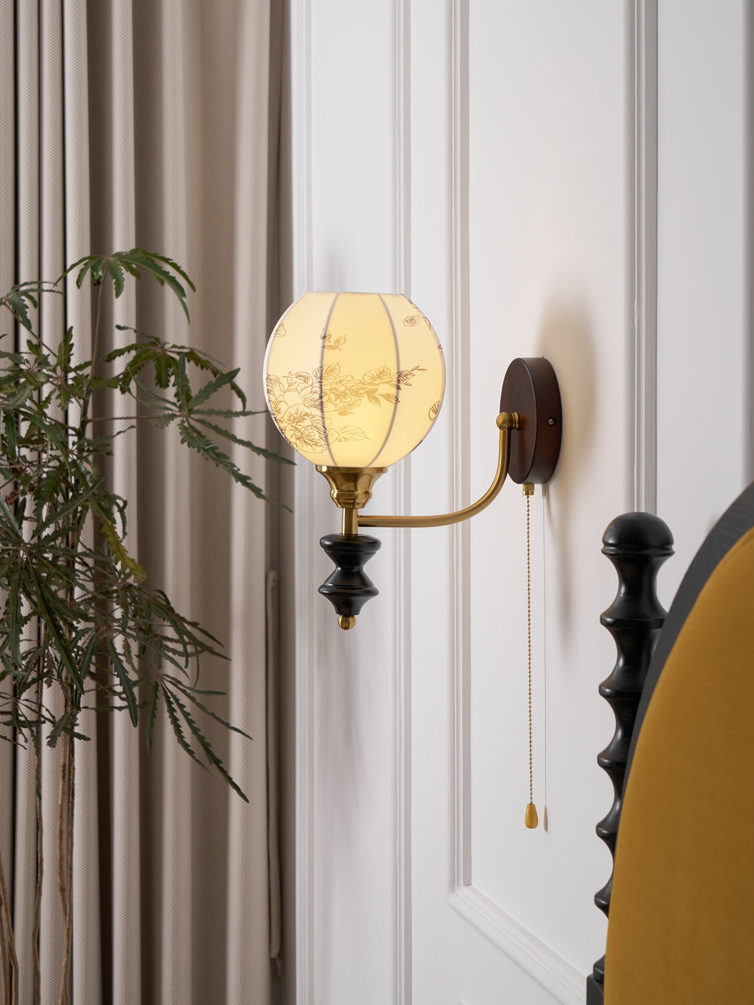 Vintage Wandlamp met Houten Arm en Stoffen Kap – Retro Verlichting met Trekschakelaar | Sansoti