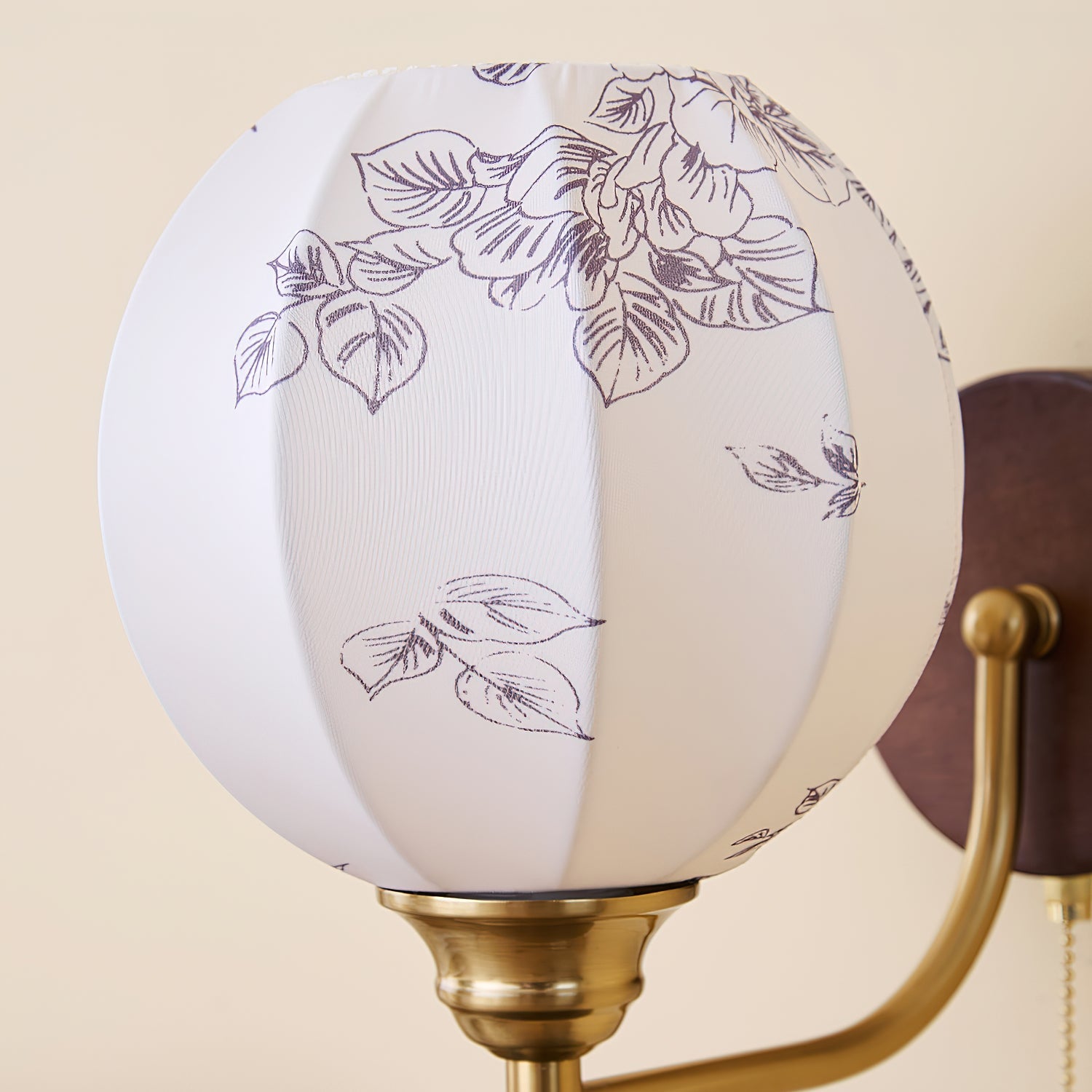 Vintage Wandlamp met Houten Arm en Stoffen Kap – Retro Verlichting met Trekschakelaar | Sansoti