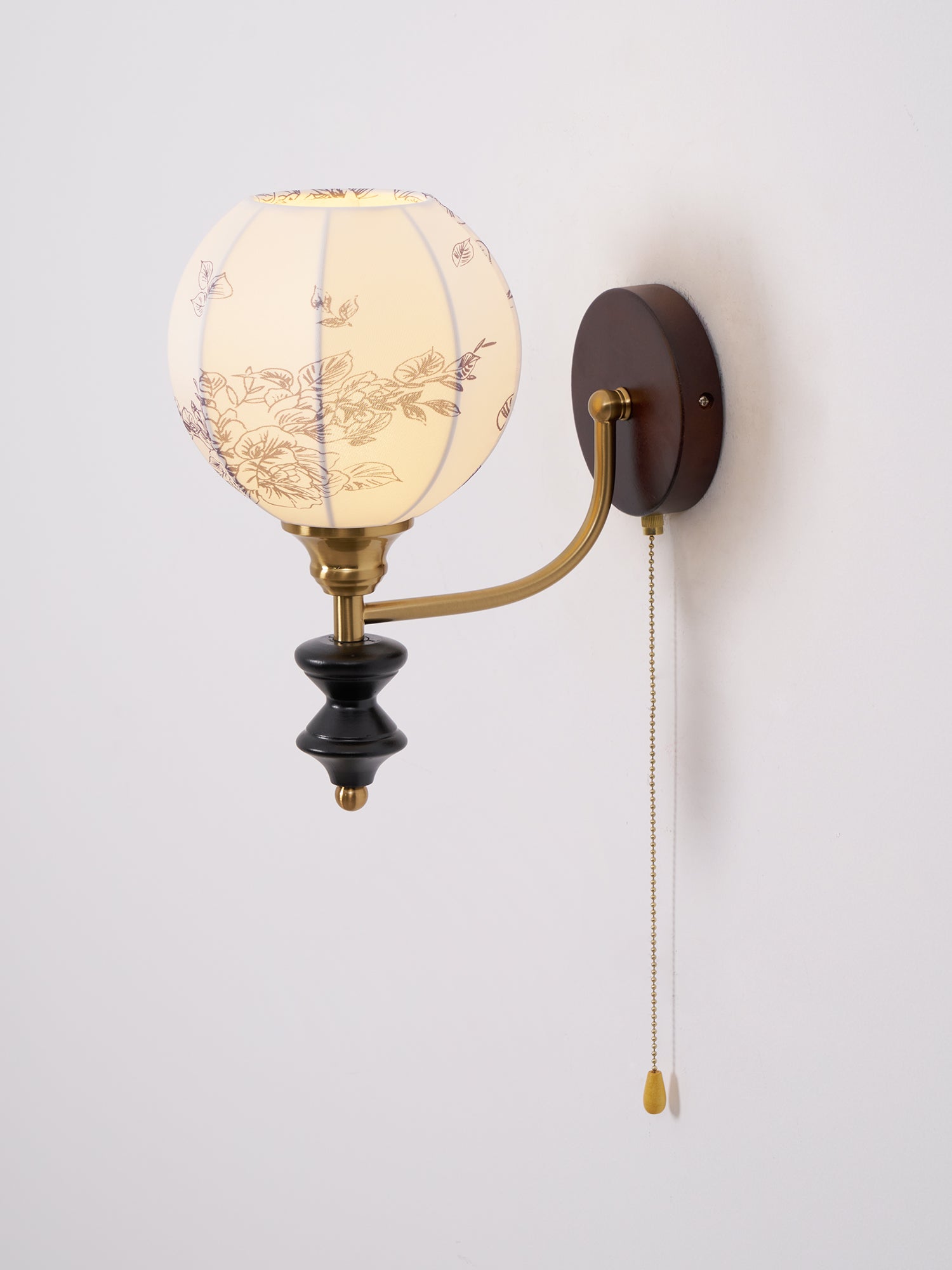Vintage Wandlamp met Houten Arm en Stoffen Kap – Retro Verlichting met Trekschakelaar | Sansoti