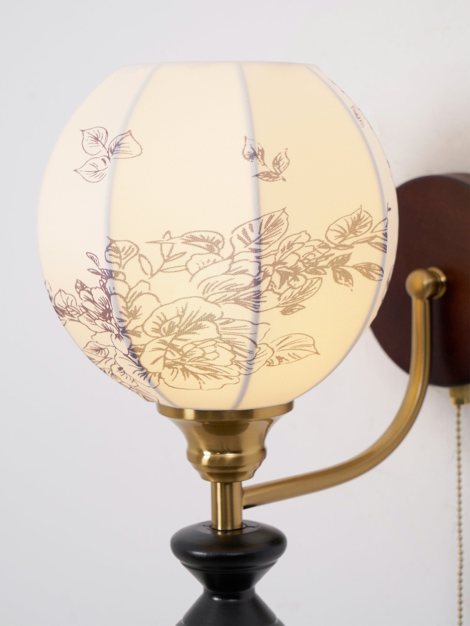 Vintage Wandlamp met Houten Arm en Stoffen Kap – Retro Verlichting met Trekschakelaar | Sansoti