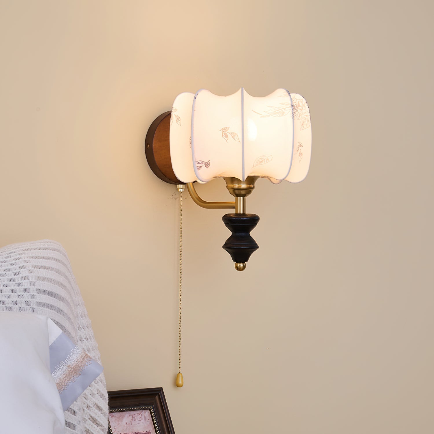 Vintage Wandlamp met Houten Arm en Stoffen Kap – Retro Verlichting met Trekschakelaar | Sansoti