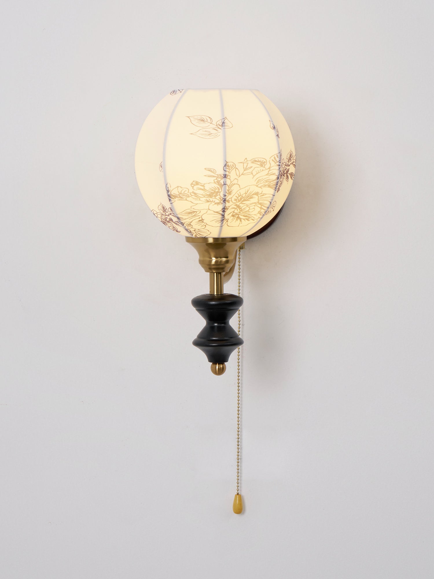 Vintage Wandlamp met Houten Arm en Stoffen Kap – Retro Verlichting met Trekschakelaar | Sansoti