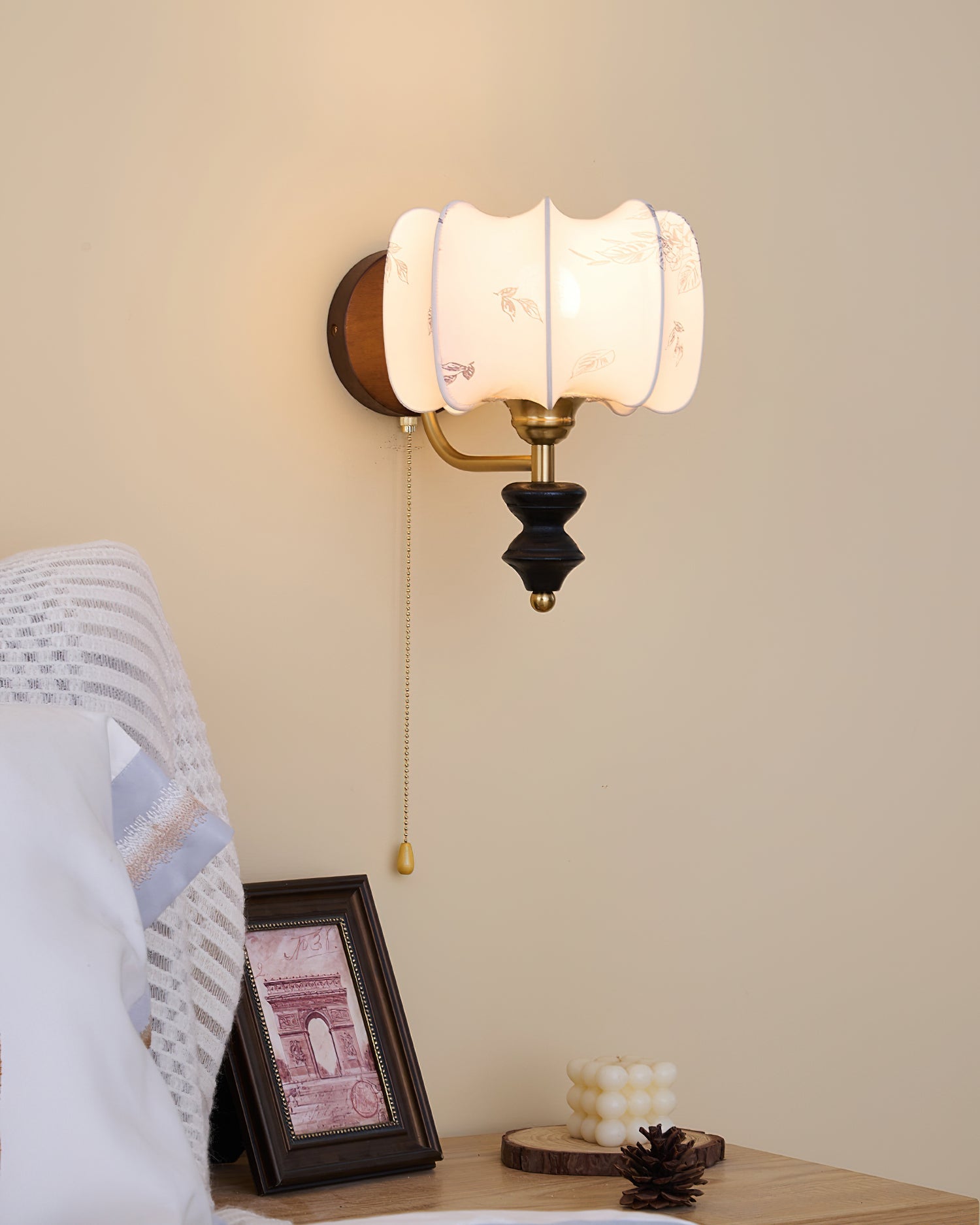 Vintage Wandlamp met Houten Arm en Stoffen Kap – Retro Verlichting met Trekschakelaar | Sansoti