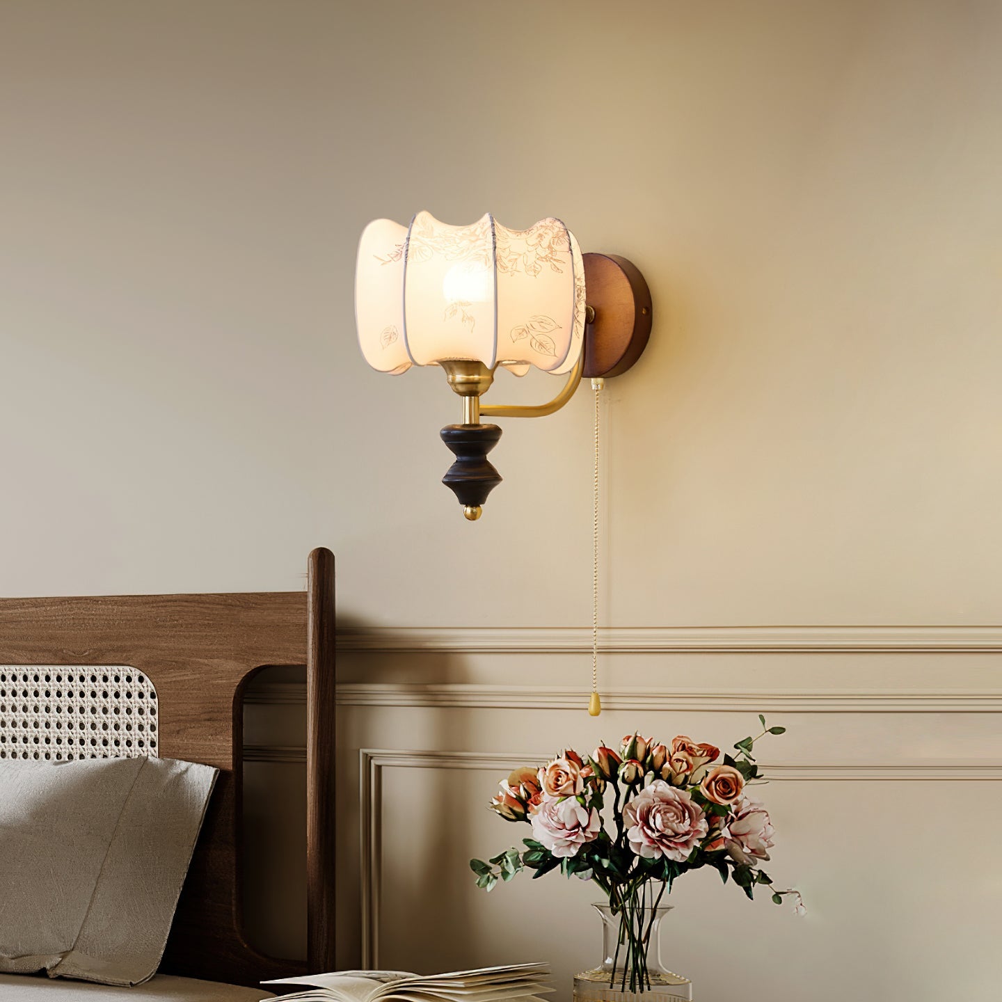 Vintage Wandlamp met Houten Arm en Stoffen Kap – Retro Verlichting met Trekschakelaar | Sansoti