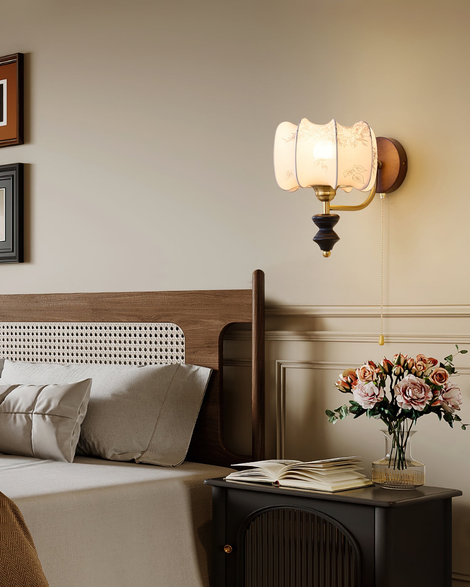 Vintage Wandlamp met Houten Arm en Stoffen Kap – Retro Verlichting met Trekschakelaar | Sansoti