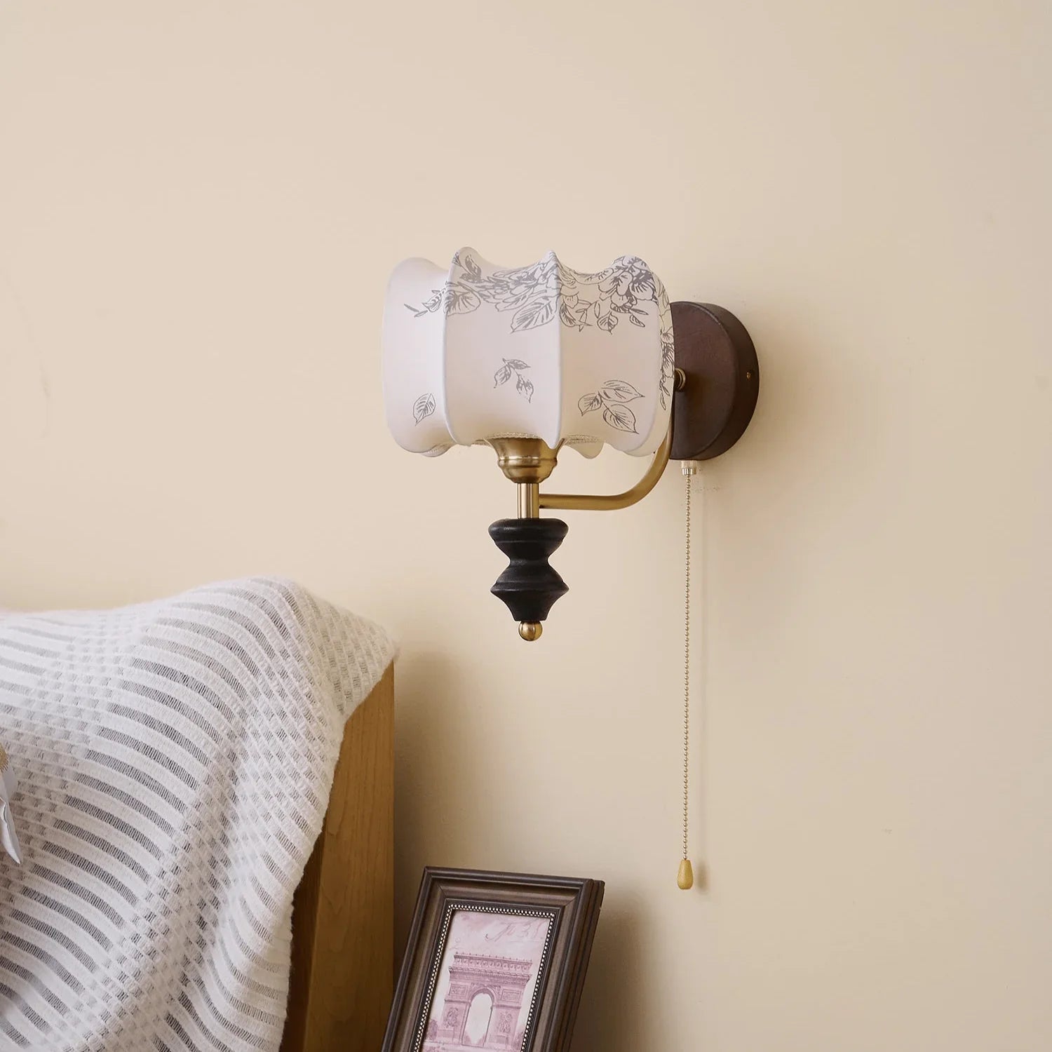 Vintage Wandlamp met Houten Arm en Stoffen Kap – Retro Verlichting met Trekschakelaar | Sansoti