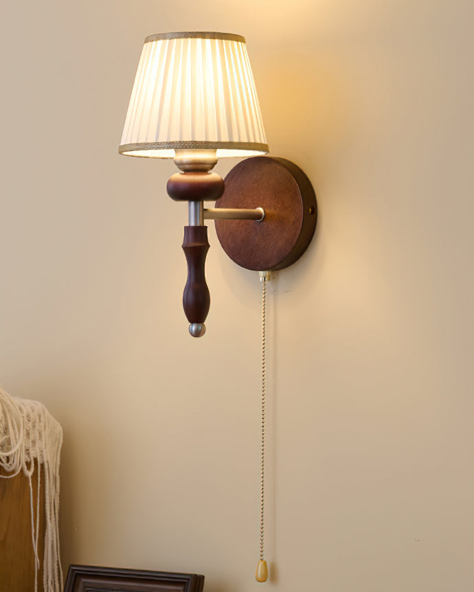 Vintage Wandlamp met Houten Arm en Stoffen Kap – Retro Verlichting met Trekschakelaar | Sansoti