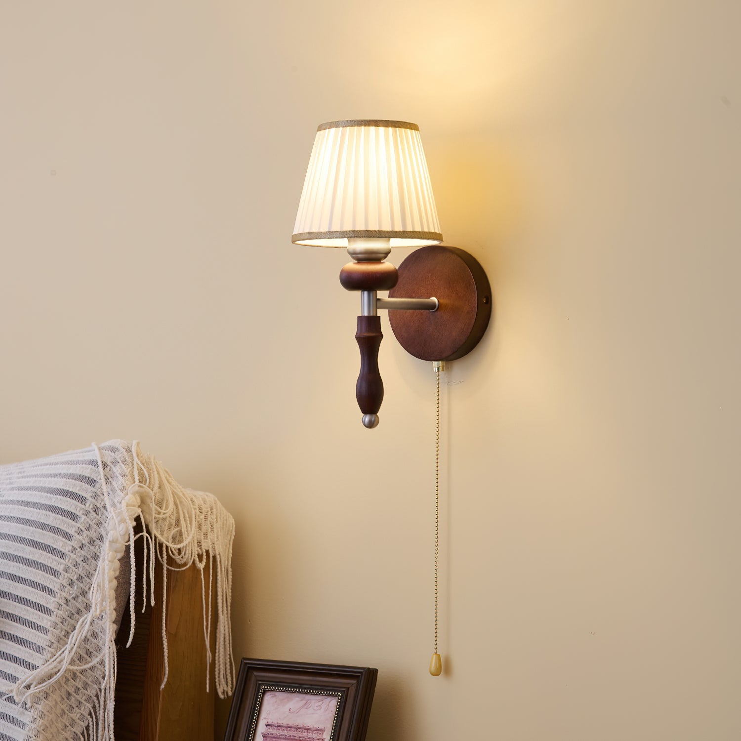 Vintage Wandlamp met Houten Arm en Stoffen Kap – Retro Verlichting met Trekschakelaar | Sansoti