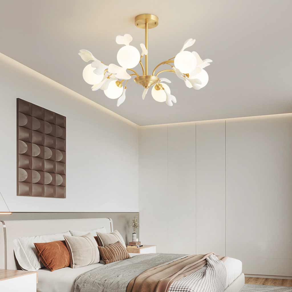 Lustre avec boules en verre, feuilles de ginkgo en céramique et laiton, structure en laiton, lumière chaude, pour salon et salle à manger | Sansoti