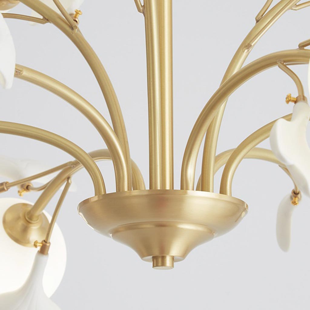 Lustre avec boules en verre, feuilles de ginkgo en céramique et laiton, structure en laiton, lumière chaude, pour salon et salle à manger | Sansoti