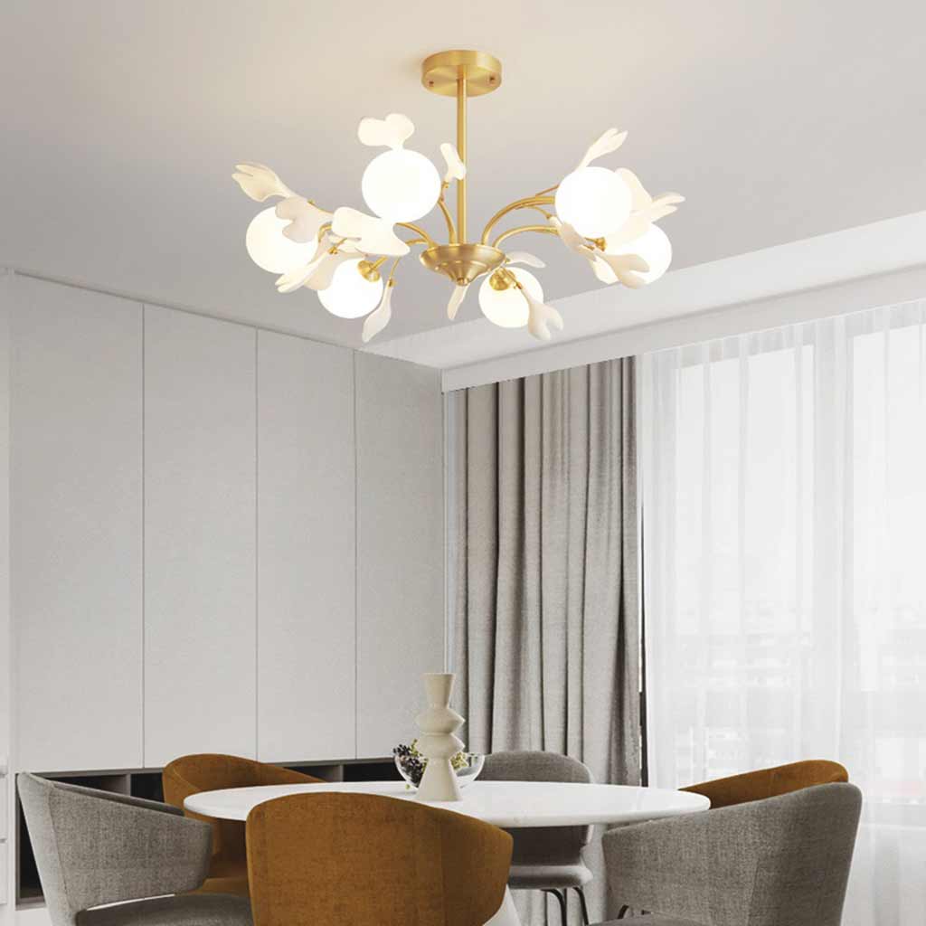 Lustre avec boules en verre, feuilles de ginkgo en céramique et laiton, structure en laiton, lumière chaude, pour salon et salle à manger | Sansoti
