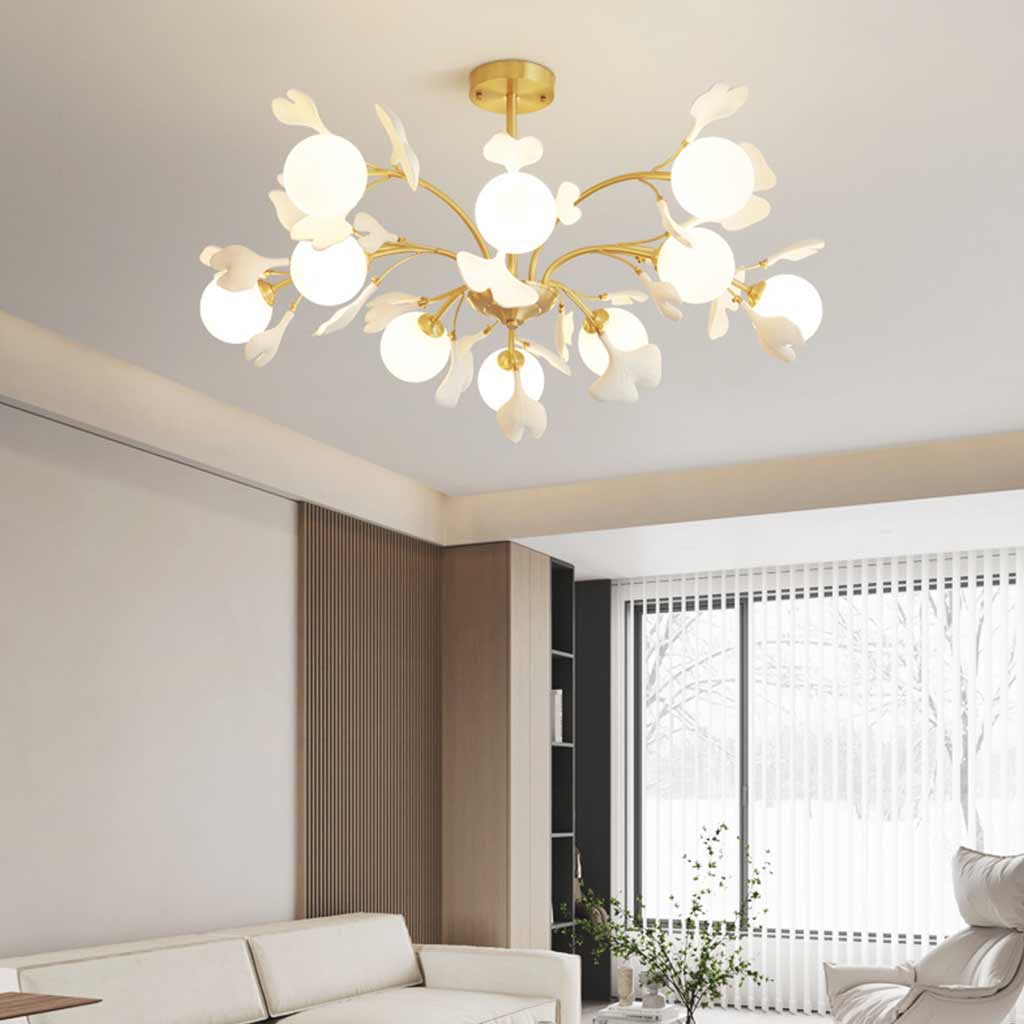 Lustre avec boules en verre, feuilles de ginkgo en céramique et laiton, structure en laiton, lumière chaude, pour salon et salle à manger | Sansoti