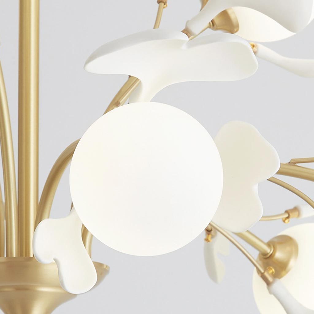 Lustre avec boules en verre, feuilles de ginkgo en céramique et laiton, structure en laiton, lumière chaude, pour salon et salle à manger | Sansoti