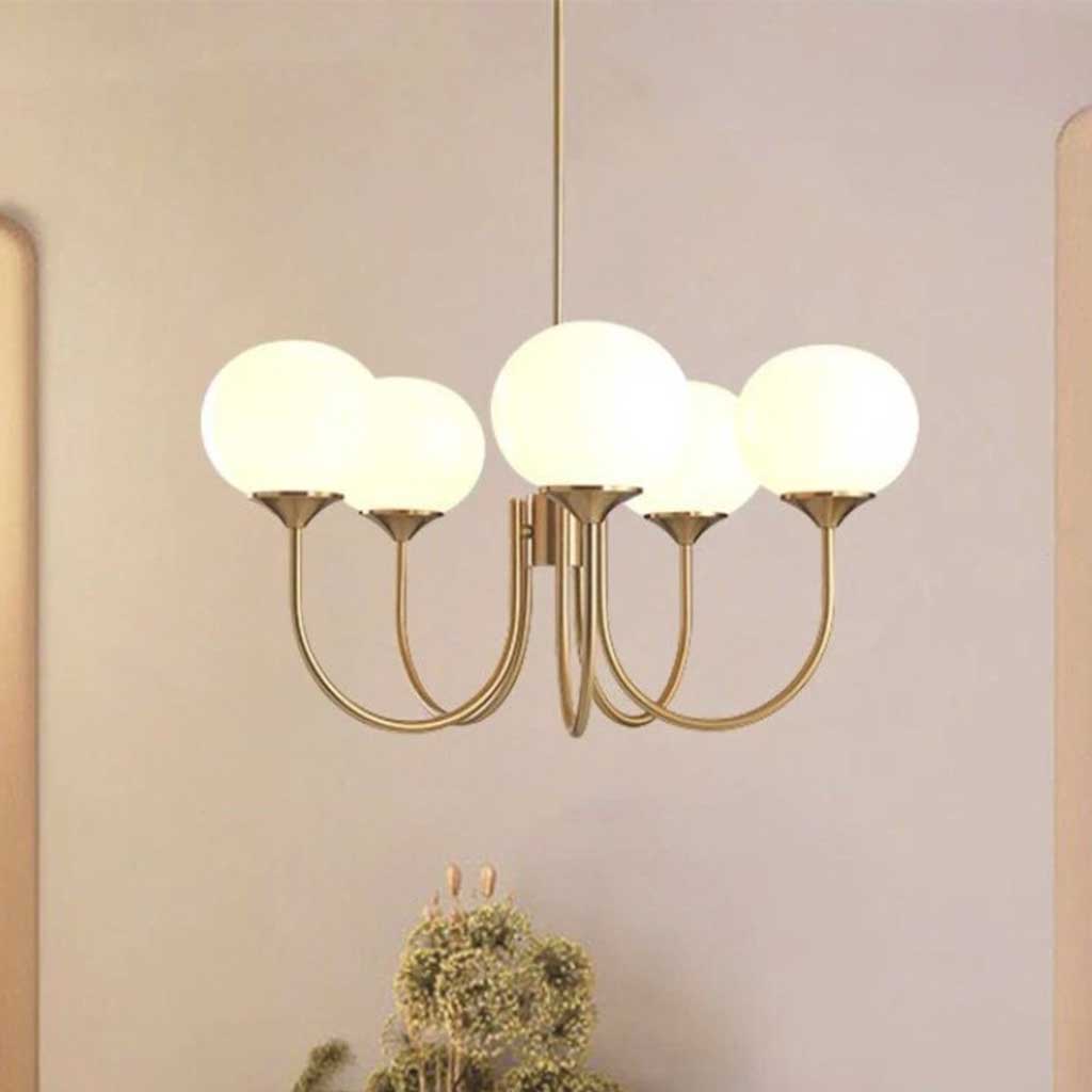 Glaskugel-Kronleuchter mit goldenem Gestell, 3 oder 5 Leuchtmittel, Rosa-Weiß, modern, romantisch, elegante Hängeleuchte für das Wohnzimmer | Sansoti