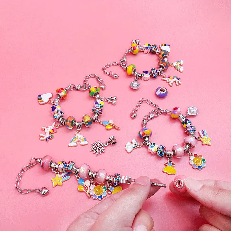 Armbänder-Bastelset für Kinder mit Perlen und Anhängern – kreatives Bastelspiel zum Schmuckmachen, Spielzeug für Mädchen | Sansoti