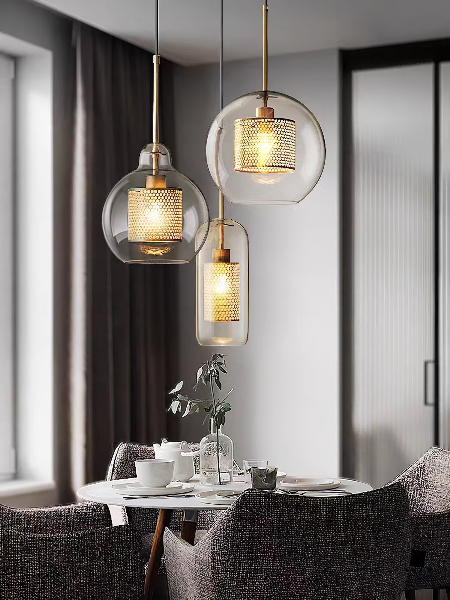 Glazen Hanglamp met Metalen Gaaskap Transparant Amber Zwart Goud 20-30cm Scandinavisch Design Eetkamer Keuken | Sansoti
