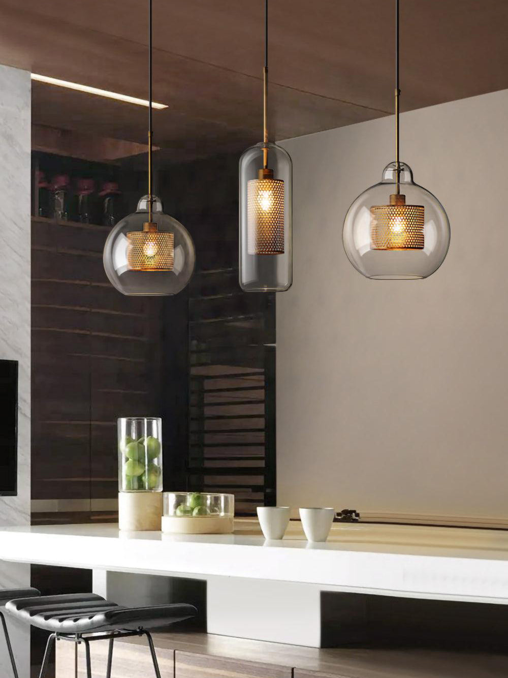 Glazen Hanglamp met Metalen Gaaskap Transparant Amber Zwart Goud 20-30cm Scandinavisch Design Eetkamer Keuken | Sansoti