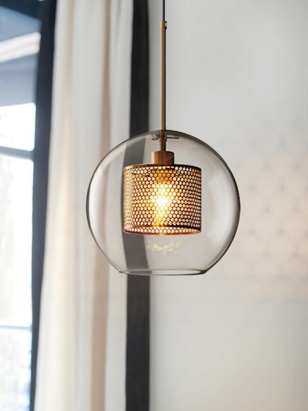 Glazen Hanglamp met Metalen Gaaskap Transparant Amber Zwart Goud 20-30cm Scandinavisch Design Eetkamer Keuken | Sansoti