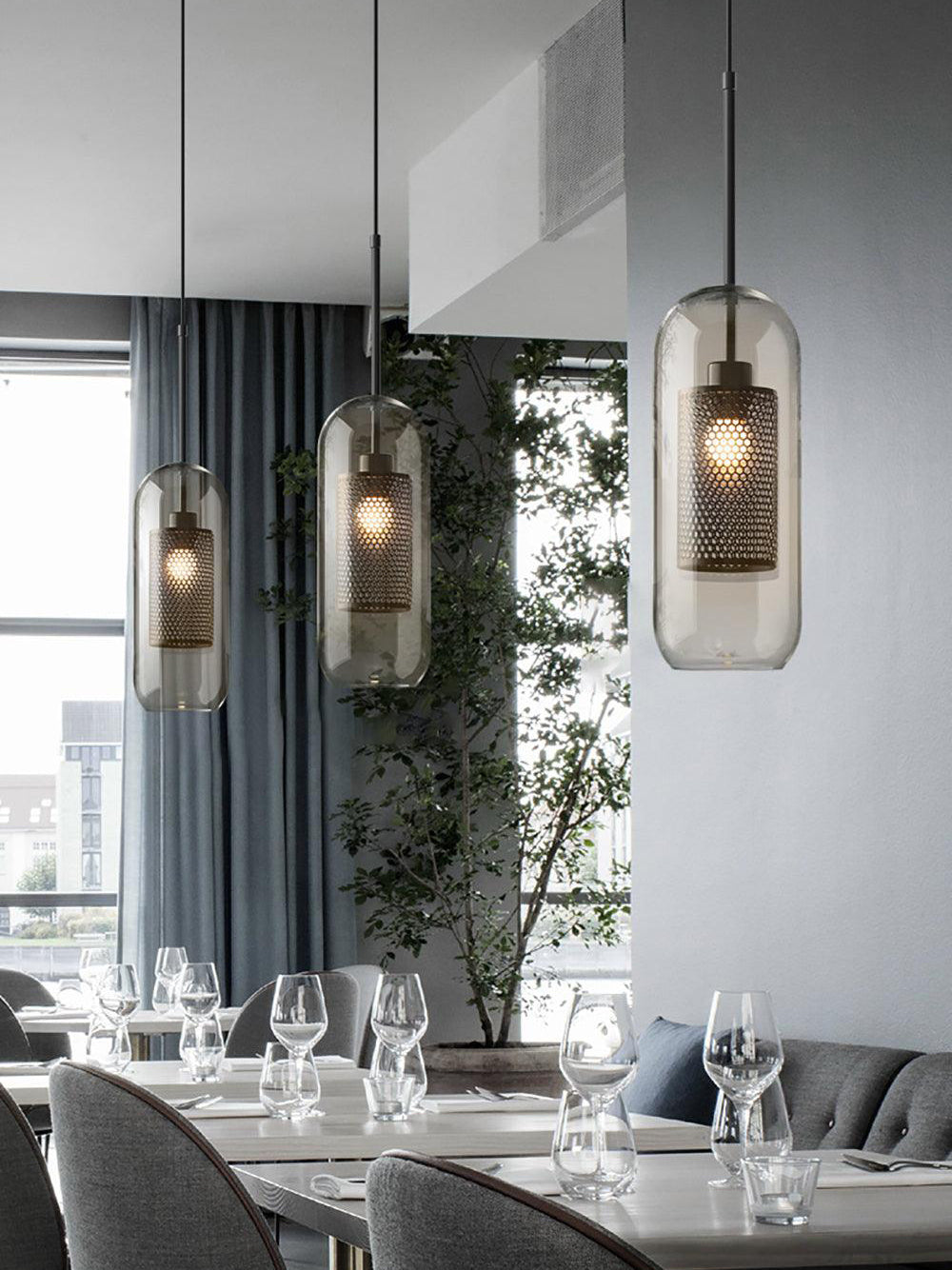 Glazen Hanglamp met Metalen Gaaskap Transparant Amber Zwart Goud 20-30cm Scandinavisch Design Eetkamer Keuken | Sansoti