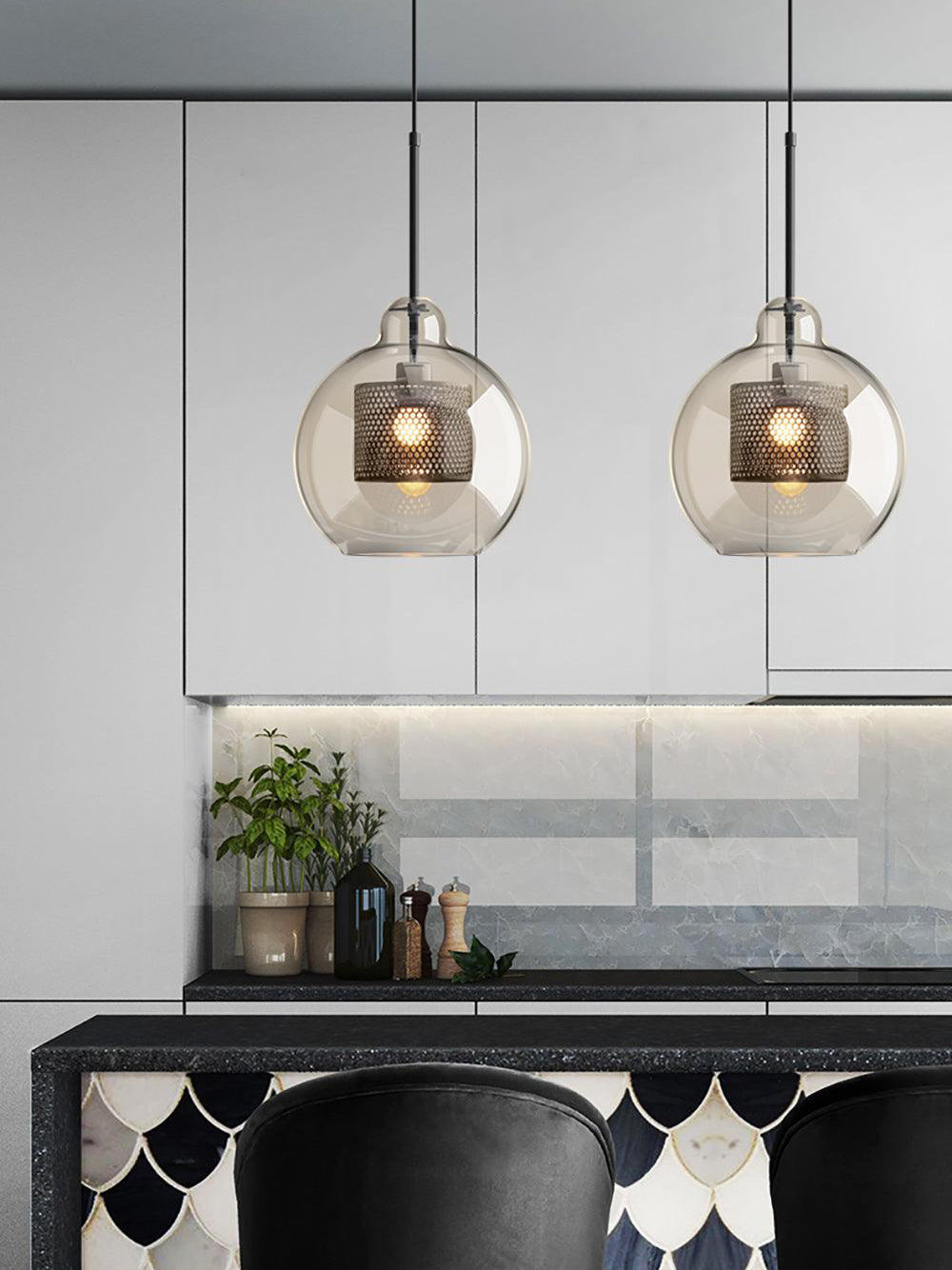 Glazen Hanglamp met Metalen Gaaskap Transparant Amber Zwart Goud 20-30cm Scandinavisch Design Eetkamer Keuken | Sansoti