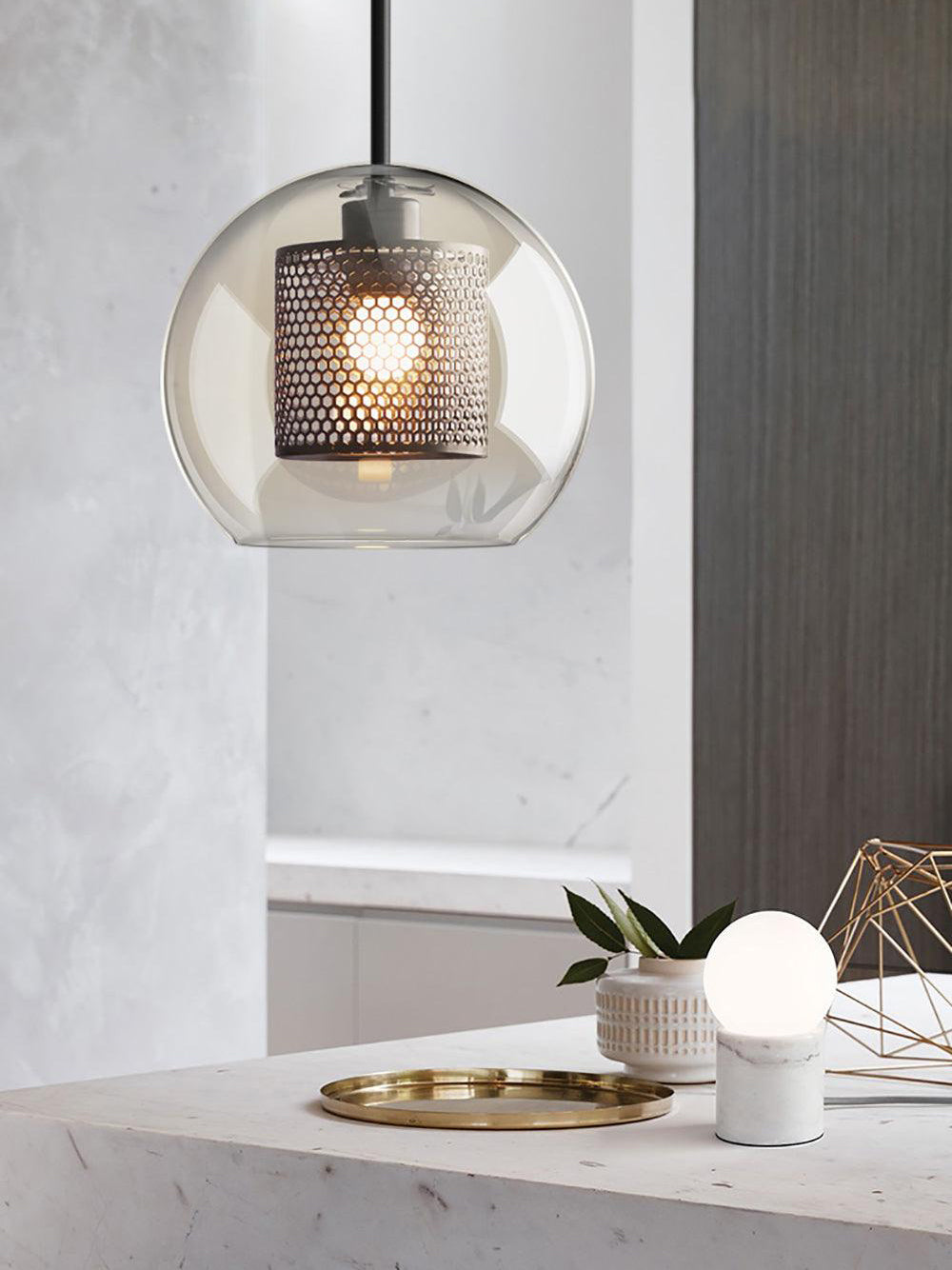 Glazen Hanglamp met Metalen Gaaskap Transparant Amber Zwart Goud 20-30cm Scandinavisch Design Eetkamer Keuken | Sansoti