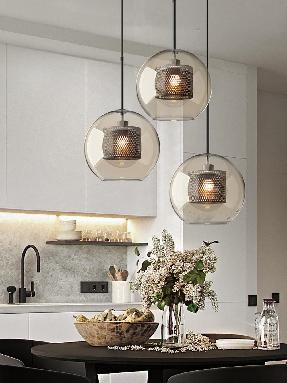 Glazen Hanglamp met Metalen Gaaskap Transparant Amber Zwart Goud 20-30cm Scandinavisch Design Eetkamer Keuken | Sansoti