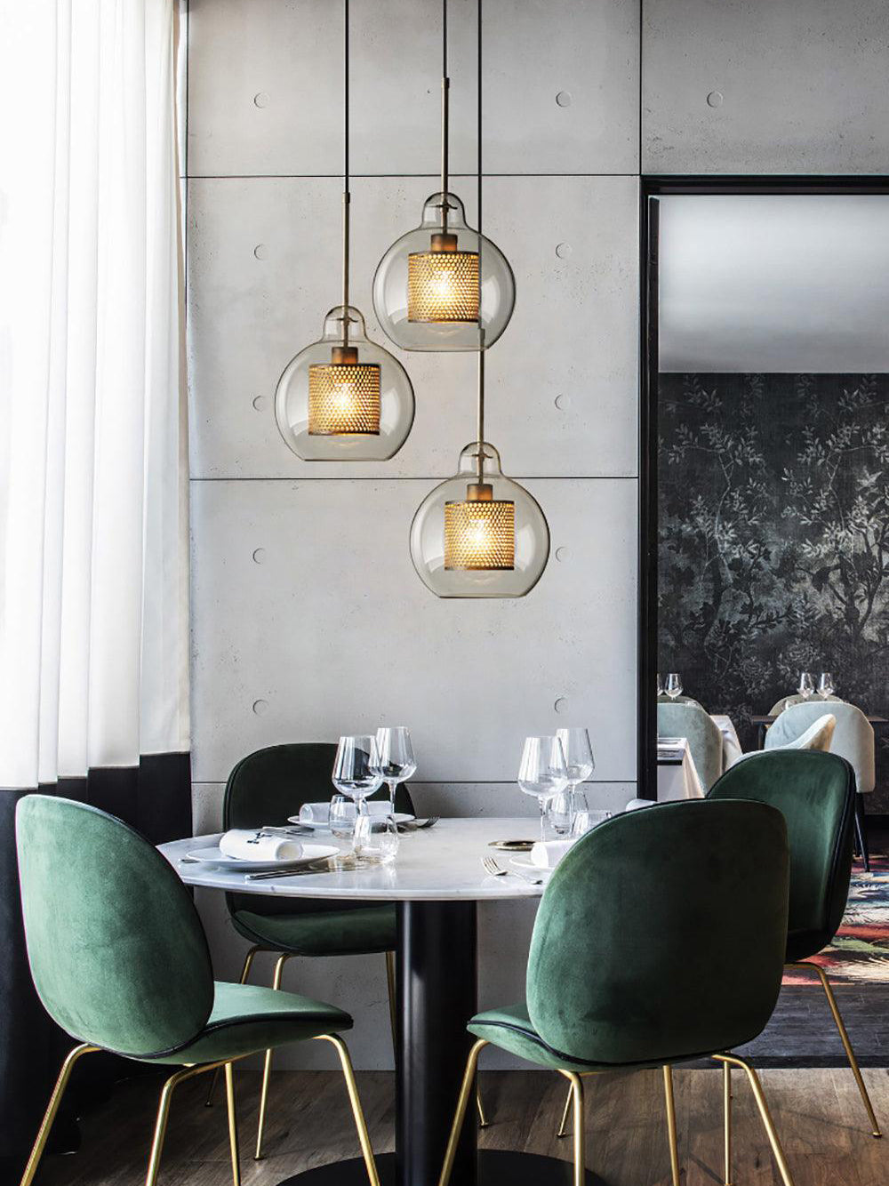Glazen Hanglamp met Metalen Gaaskap Transparant Amber Zwart Goud 20-30cm Scandinavisch Design Eetkamer Keuken | Sansoti
