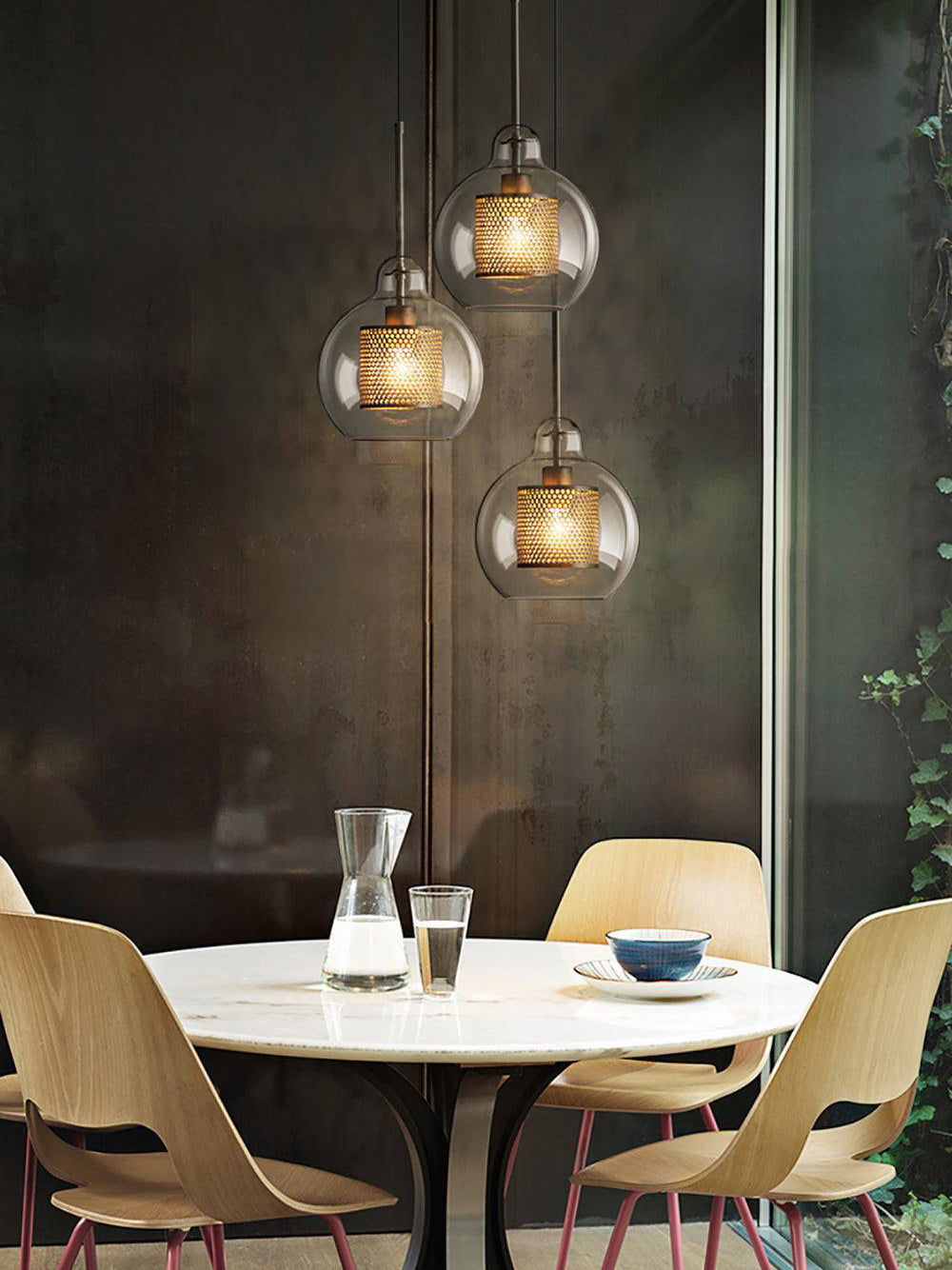 Glazen Hanglamp met Metalen Gaaskap Transparant Amber Zwart Goud 20-30cm Scandinavisch Design Eetkamer Keuken | Sansoti