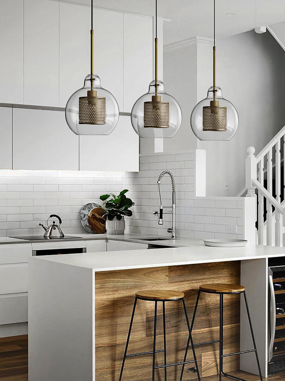 Glazen Hanglamp met Metalen Gaaskap Transparant Amber Zwart Goud 20-30cm Scandinavisch Design Eetkamer Keuken | Sansoti