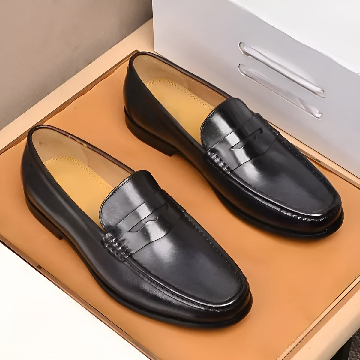 Classic Men's Slip-On Shoes with Moccasin Toe and Penny Strap, Business, Smooth Leather, Formal, Comfortable, Elegant | Sansoti