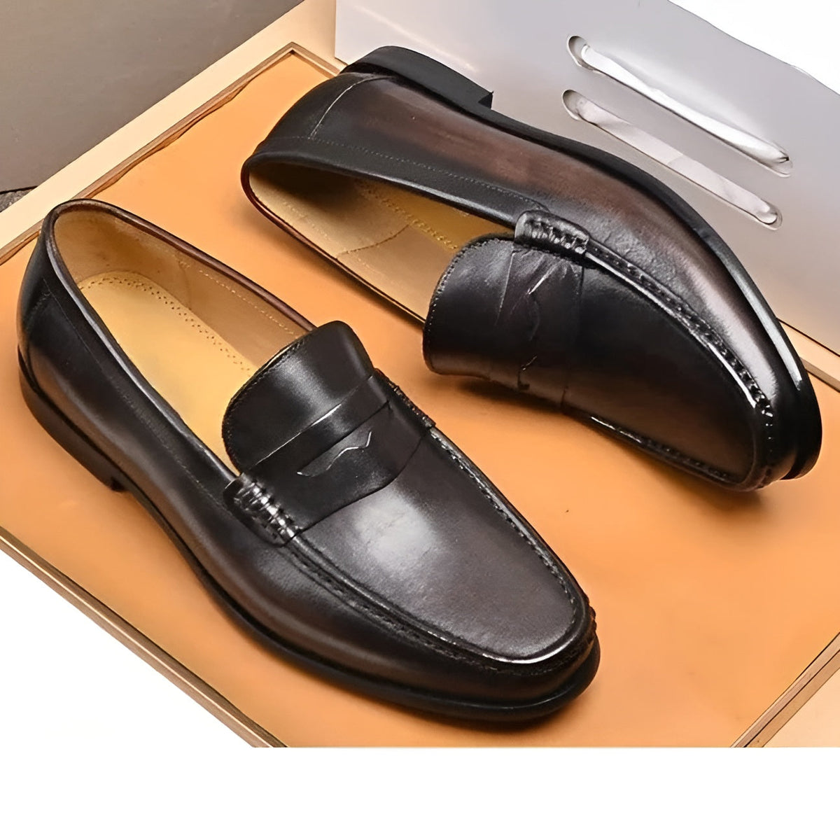 Classic Men's Slip-On Shoes with Moccasin Toe and Penny Strap, Business, Smooth Leather, Formal, Comfortable, Elegant | Sansoti