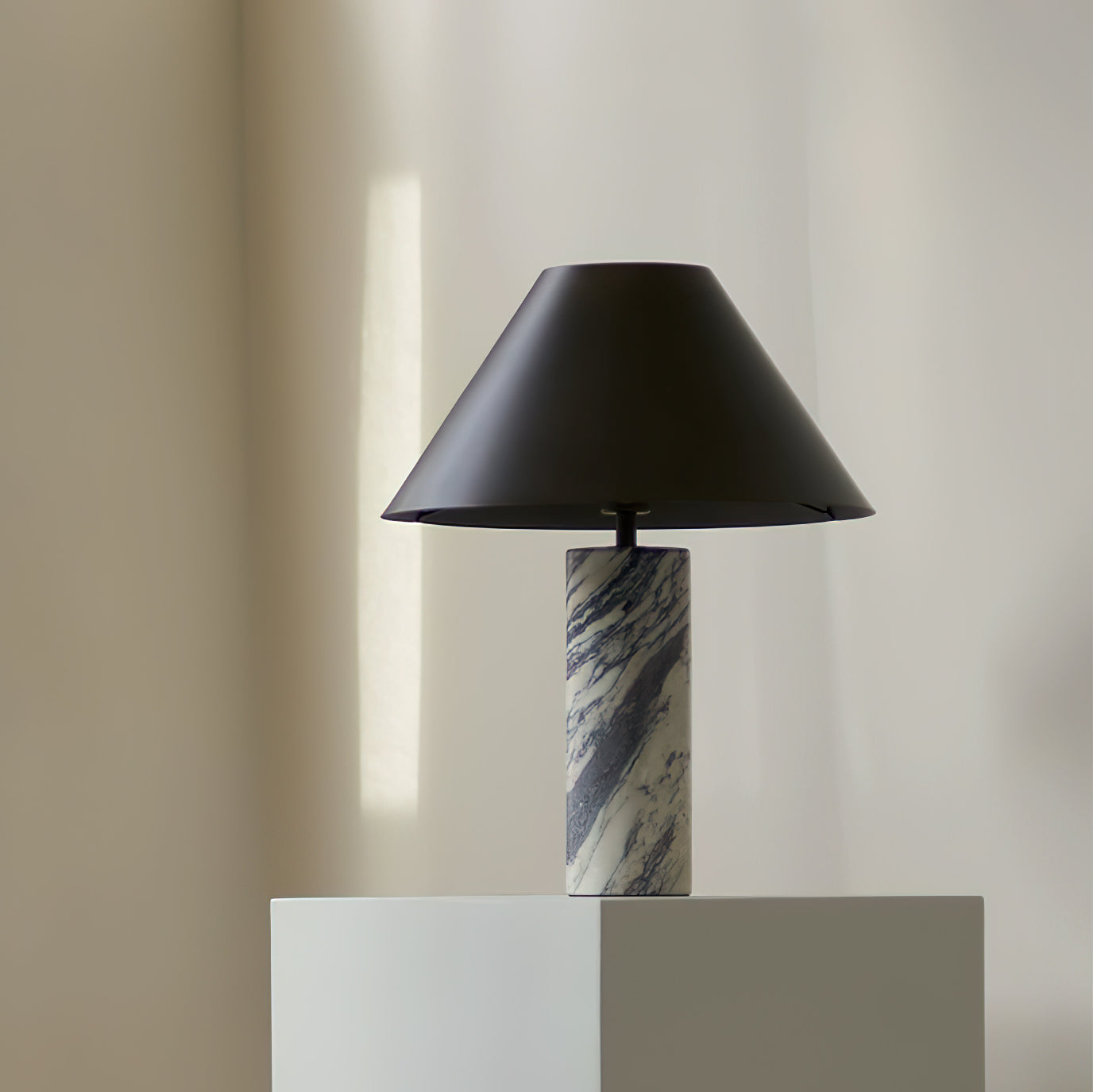 Marmeren Tafellamp met Zwarte Stoffen Kap — Natuursteen Voet Wit Marmer Textielkap — Decoratieve Verlichting voor Slaapkamer Woonkamer Bureau Nachtkastje | Sansoti