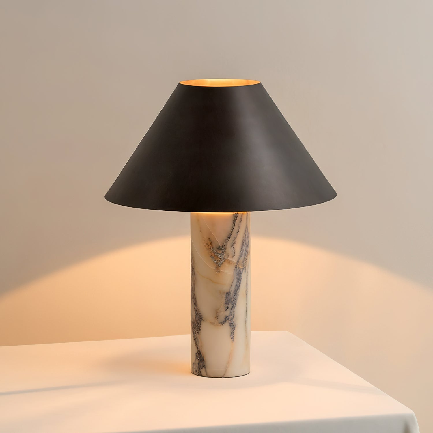 Marmeren Tafellamp met Zwarte Stoffen Kap — Natuursteen Voet Wit Marmer Textielkap — Decoratieve Verlichting voor Slaapkamer Woonkamer Bureau Nachtkastje | Sansoti