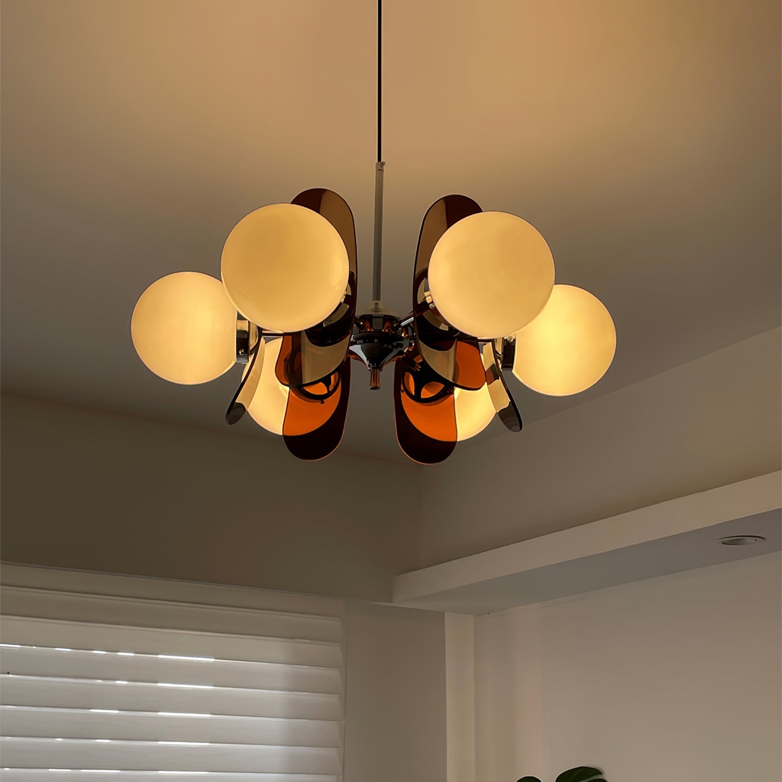 Moderne Sputnik Kroonluchter met Gekleurde Acryl Elementen en Witte Glazen Bollen – Design Hanglamp Meerdere Lichtpunten | Sansoti