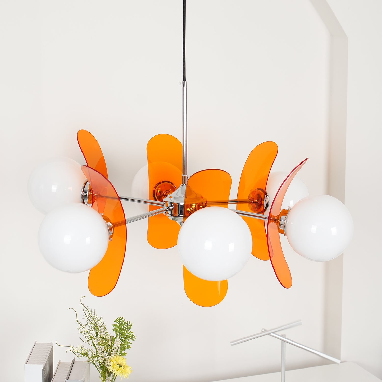 Moderne Sputnik Kroonluchter met Gekleurde Acryl Elementen en Witte Glazen Bollen – Design Hanglamp Meerdere Lichtpunten | Sansoti