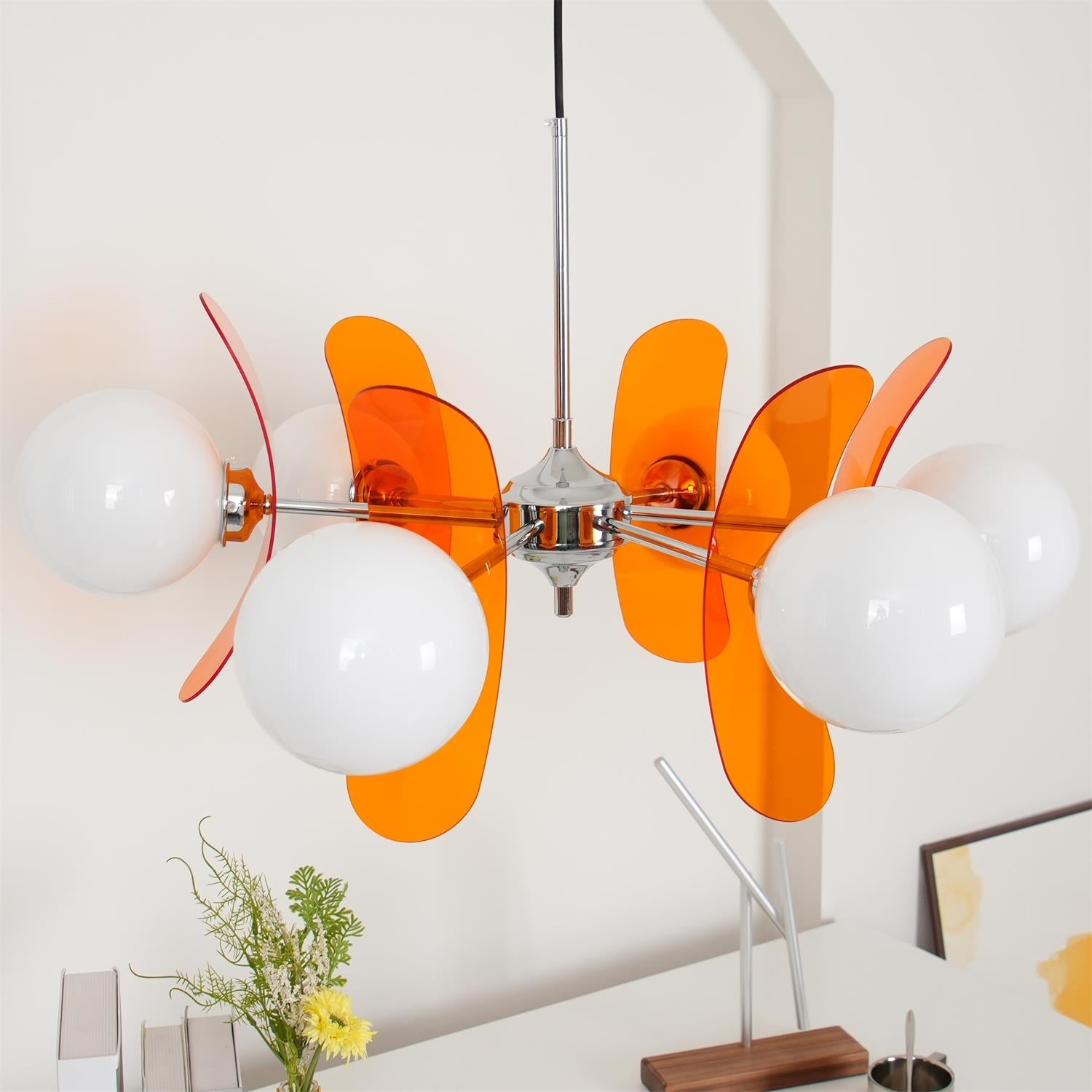 Moderne Sputnik Kroonluchter met Gekleurde Acryl Elementen en Witte Glazen Bollen – Design Hanglamp Meerdere Lichtpunten | Sansoti